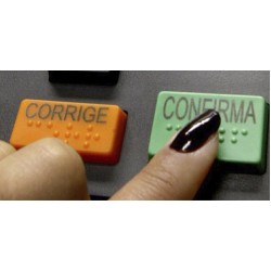 Conheça os recursos da urna eletrônica para pessoas com deficiência